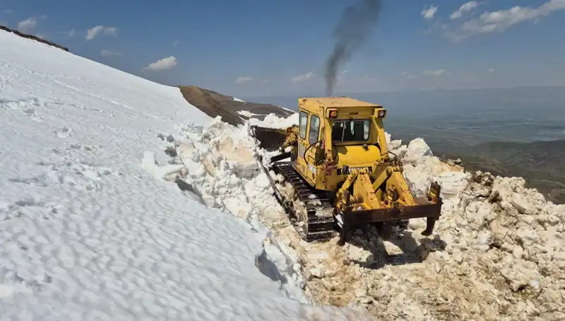 Nisan’da 2 Metreyi Aşan Kar, Yol Açma Çalışmalarını Zorlaştırdı