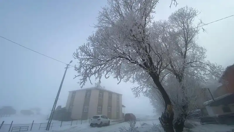 Eksi 18 Dereceyle Donan Gölde Doğa Harikası Manzara