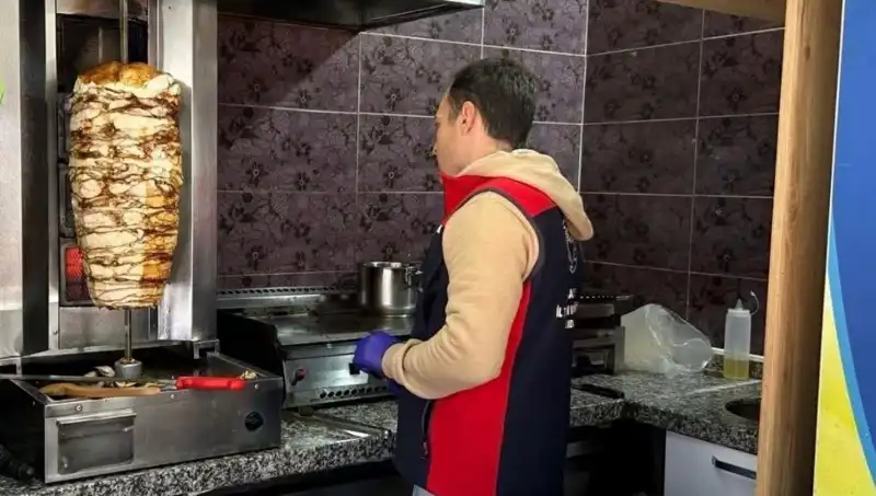 Tavuk Döner Alarmı: İşletmelere Baskınlar Sürüyor, Sağlık Tehdit Altında