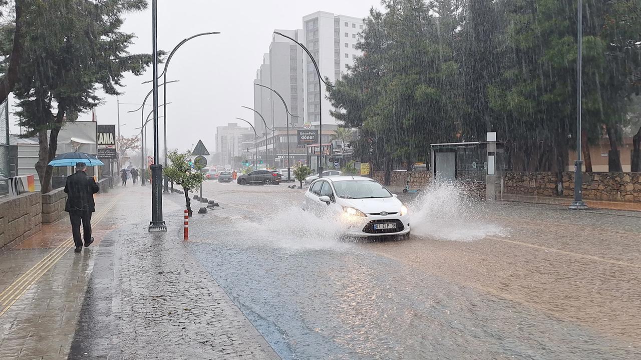 17 İl için Meteorolojiden Turuncu ve Sarı Uyarı: Sağanak Yağış ve Rüzgar Bekleniyor