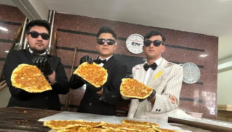 Takım Elbiseli Fırıncıların Şaşırtan Gösterisi: İşte O Anlar!