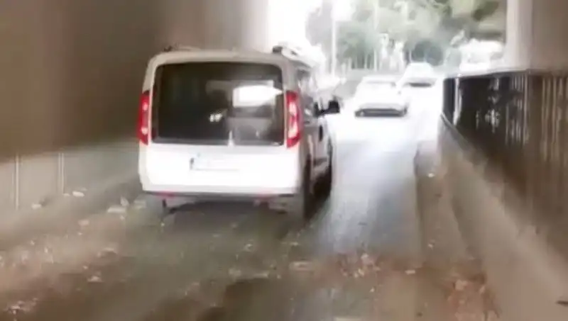 Trafikte Dehşet Anları: Araçların Üzerine Düşen Beton Parçaları