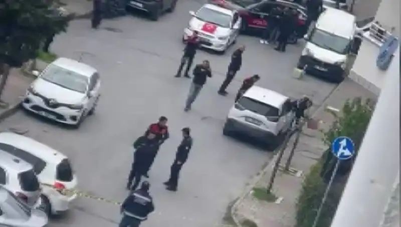 Yolda Yürüyen Genç Kurşun Yağmuruna Tutuldu: O Anlar Kameralara Yansıdı