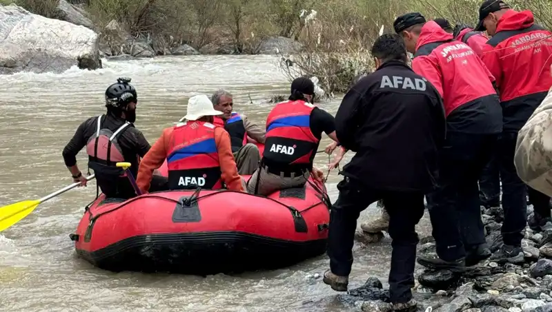 Zap Suyu'nda Mahsur Kalan 4 Kişi Kurtarıldı!